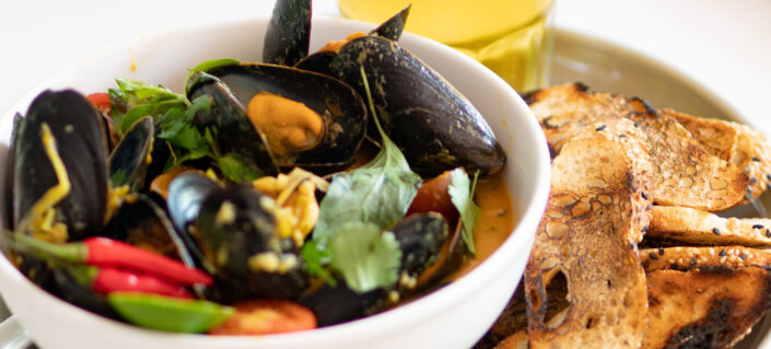 Yellow curry mussels